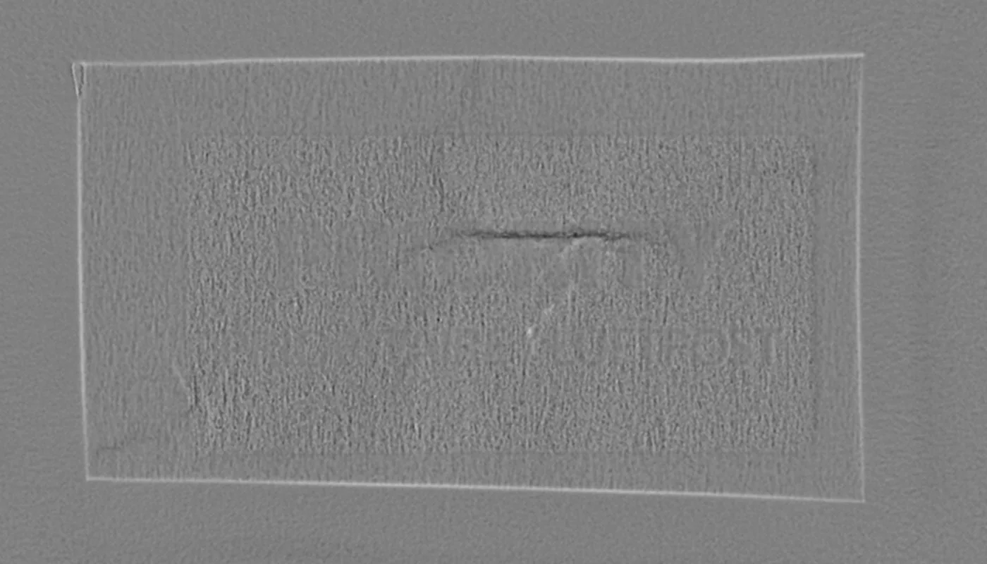 Un pliegue en una etiqueta impresa, por ambas caras – Relieve, anverso